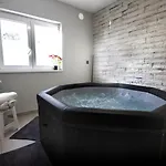 Alemi, Private Pool, Sauna & Free Parking