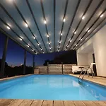 Alemi, Private Pool, Sauna & Free Parking