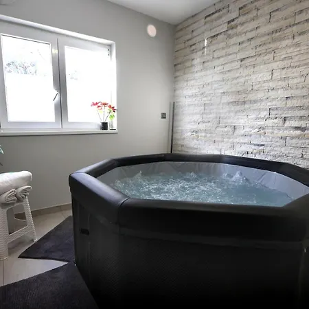Alemi, Private Pool, Sauna & Free Parking