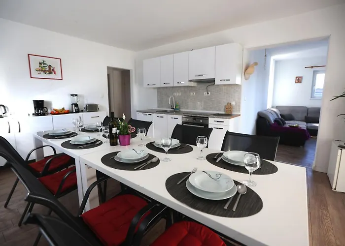 Alemi, Private Pool, Sauna & Free Parking *