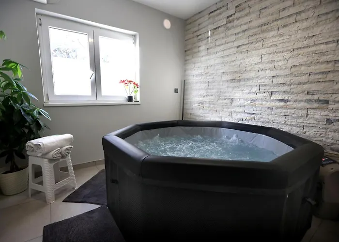 Alemi, Private Pool, Sauna & Free Parking