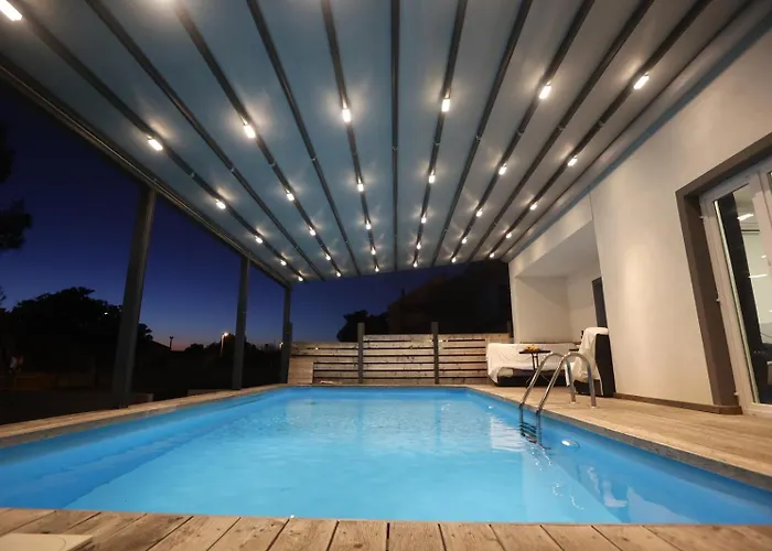 Alemi, Private Pool, Sauna & Free Parking