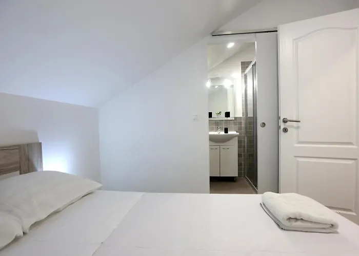 Villa Alemi, Private Pool, Sauna & Free Parking *